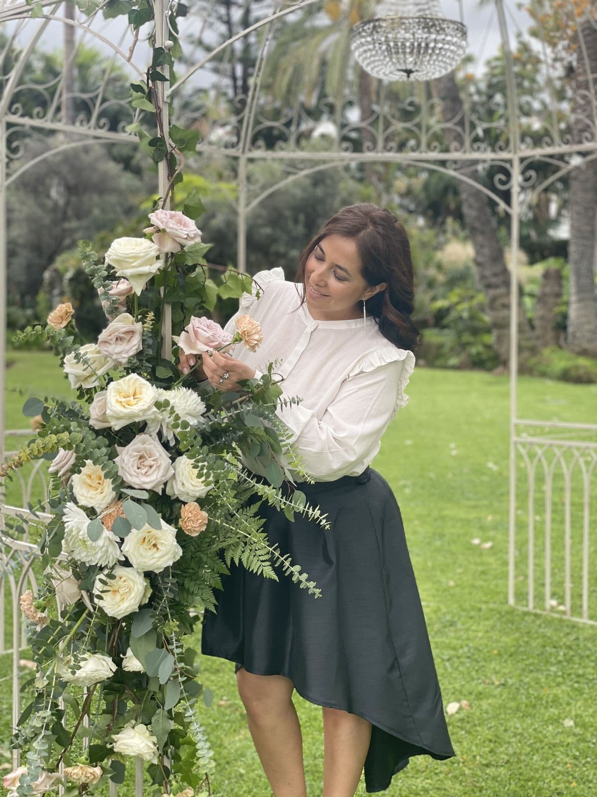 Crisana decorando una boda con flores